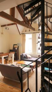 普里茅斯Ebrington Street View的客厅配有高架床和沙发