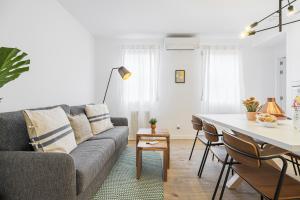 马德里Vallecano Apartments by Olala Homes的客厅配有沙发和桌子