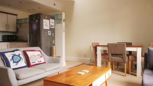 普里茅斯Ebrington Street View的客厅配有沙发和桌子