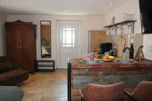 萨勒河畔瑙姆堡Casa No7- piano terra的厨房里有一个柜台,上面有水果盘