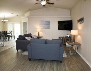 纳瓦拉Beachy Bliss the perfect stay的客厅配有2张沙发和1台平面电视