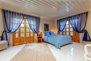 厄吕代尼兹Jade Residence的一间卧室配有蓝色的床和蓝色窗帘