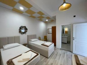 波德戈里察伊兹沃尔旅馆的客房设有两张床和一间浴室。