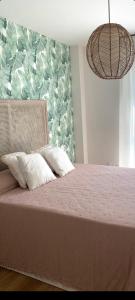 科尔多瓦Cordoba Luxury Home的一间卧室配有一张带粉红色棉被的床