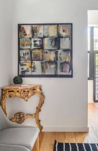 里斯本古尔本基安公寓的客厅配有桌子和墙上的照片