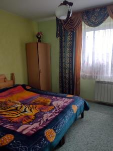 MizernaNoclegi u Janika的一间卧室配有一张带虎皮毯的床