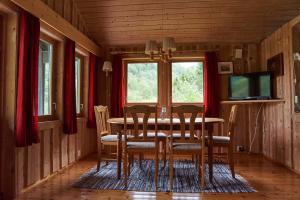 BriksdalsbreMelkevoll Bretun Camping的一间带桌椅和电视的用餐室