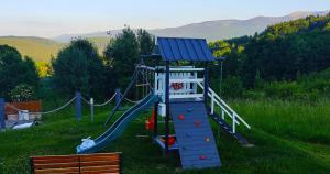 Domki Na Skale z widokiem na panoramę Karkonoszy的儿童游玩区