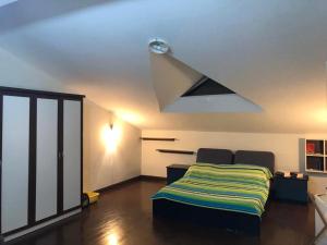 马纳夫加特Paradise Manavgat的一间卧室设有一张床和天花板