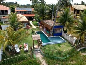 雅帕拉廷加Club Manguaba Beira Mar的享有带游泳池的度假村的空中景致