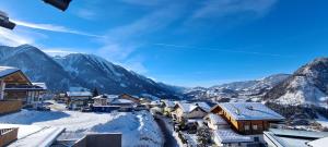 蓬高圣约翰Ski- & Sonnenresort Alpendorf by AlpenTravel的山地覆盖的村庄
