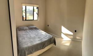 里韦拉Casa de los lagos的一间卧室设有一张床和一个窗口
