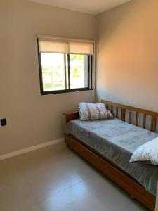 里韦拉Casa de los lagos的一间卧室设有一张床和一个窗口