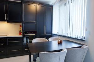 ArdinoLoft Apartment with a great view of Ardino的一间用餐室,配有黑色的桌子和椅子