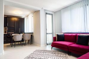 ArdinoLoft Apartment with a great view of Ardino的客厅配有红色的沙发和桌子