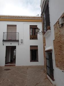 卡莫纳Fernan Caballero的白色的建筑,设有2扇窗户和阳台