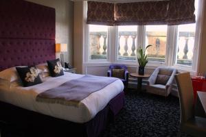 爱丁堡24号皇家露台酒店的酒店客房设有一张大床和窗户。