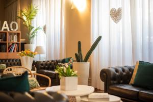 拉瓦尼亚提古丽奥酒店的客厅配有真皮沙发和植物