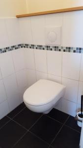 Hellemmes-Lille奥特劳巴朵酒店的浴室位于隔间内,设有白色卫生间。