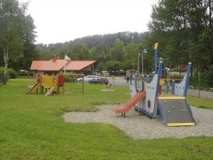 Camping Ramstein Plage的儿童游玩区