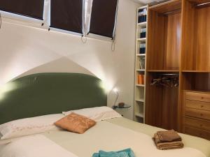 弗拉穆拉Tramonto sul Mare的一张带绿色床头板的床