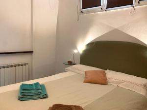 弗拉穆拉Tramonto sul Mare的一间卧室配有一张带绿色床头板的床