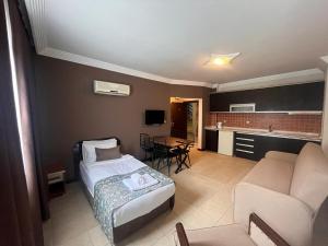 安塔利亚City Inn Family Apart的酒店客房设有床和客厅。