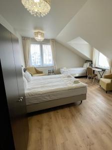 谢米亚蒂切Zajazd Arkadia的一间卧室设有一张床和一间客厅。