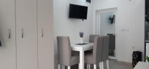索科矿泉村Studio Sarita的白色的用餐室配有白色的桌椅