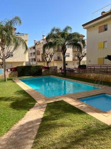 莱斯卡瑟斯-达尔卡纳Can Solé的一座游泳池,位于一座建筑旁的院子内
