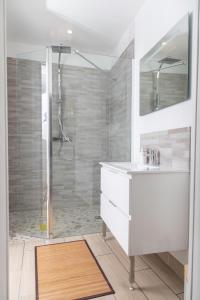拉弗雷切Appartement 70m2 hyper centre avec baignoire balnéo的浴室配有白色水槽和淋浴。