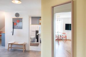 开姆尼茨Bauhaus Apartment - Netflix & Wifi的带镜子的房间和带桌子的用餐室