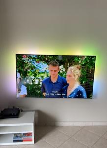 克诺克－海斯特Familie appartement hartje Knokke met optie parking的挂在墙上的平面电视