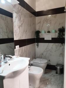 佛罗伦萨Elegante e spazioso bilocale in zona Certosa (FI)的浴室配有白色水槽和卫生间。