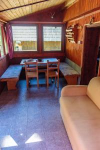 Koprivnik v BohinjuHoliday house Pokljuka - Bohinj的一间带桌子、长凳和窗户的用餐室