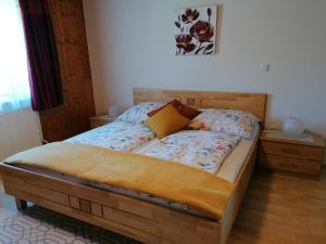 加姆利茨Ferienhaus Lanzl的一间卧室配有一张带木制床头板的床