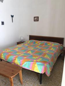 维耶斯泰Rocca Sul Mare Hotel的卧室内一张带五颜六色棉被的床