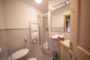 巴迪亚索特尔登纳公寓的一间带卫生间、水槽和镜子的浴室