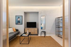 圣玛丽亚港Art Suites by Casa de Indias的带沙发和电视的客厅