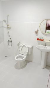 胡志明市Huy Hoàng Hotel的白色的浴室设有卫生间和水槽。