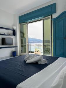 梅塔Residenza Mare di Sotto Sorrento的一间卧室设有一张大床和大窗户