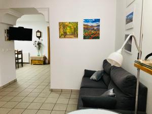卢凯内纳-德拉斯托雷斯Alojamiento rural Los Pérez Lucainena de las Torres的客厅配有沙发和墙上的两幅画作