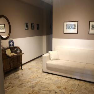 帕尔马纳兹奥尼桥公寓的客厅配有白色的沙发和桌子