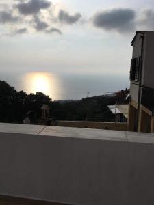 BuonvicinoDa Nonno Presta的从建筑屋顶上可欣赏到海景