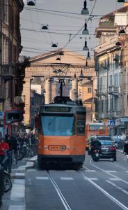 米兰Easy Milano - Rooms and Apartments Navigli的一辆橙色推车驶向城市街道