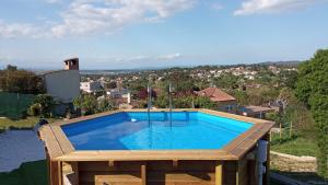 马斯萨内特德拉塞尔瓦VILLA BLANCA 10 minutos de la Playa Costa brava的房屋顶部的游泳池