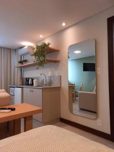 拉古纳Residence Farol - Loft 206的厨房配有镜子、桌子和台面