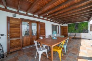 普拉亚布兰卡Villa Alba的一间带木桌和椅子的用餐室