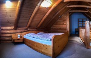 ŻabnicaDomek na Skałce的小木屋内一间卧室,配有一张床