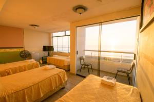 万查科Hotel Huankarute的酒店客房设有两张床和一个阳台。